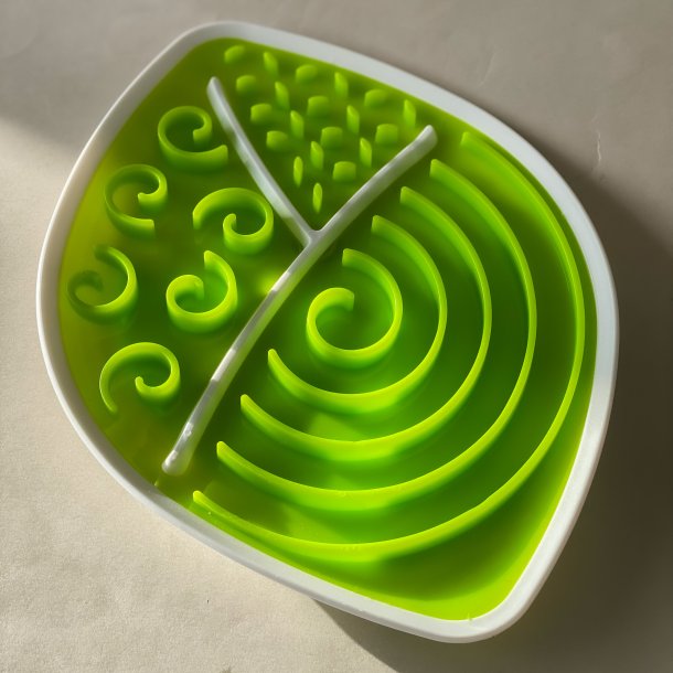 Lick'n'Snack plate, leaf - 28 &times; 21 cm 