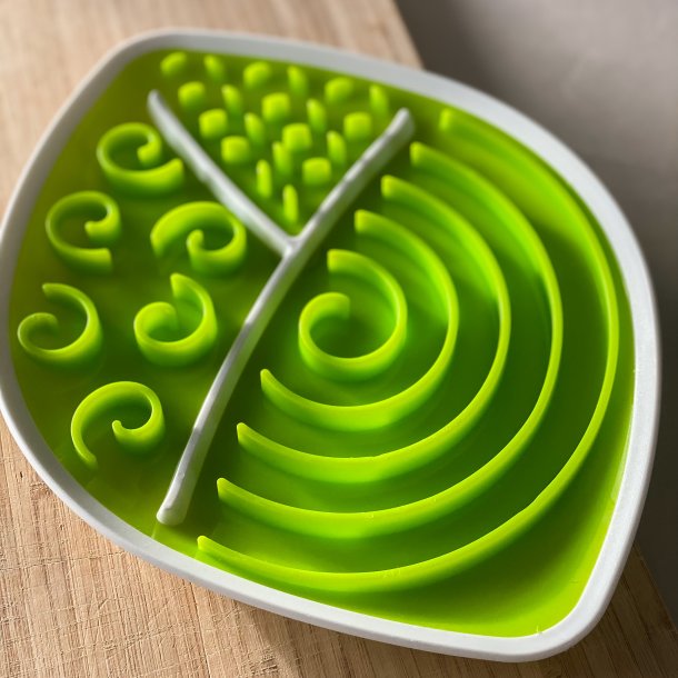 Lick'n'Snack plate, leaf - 28 &times; 21 cm 